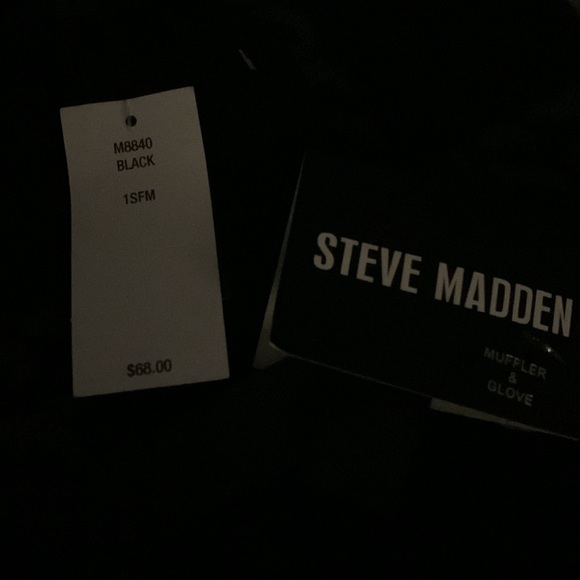Steve Madden brand new scarf and glove set! Never opened - Picture 4 of 4